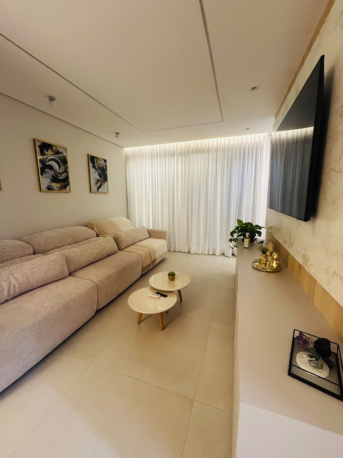 Ambiente de cliente com cortinas e detalhes de decoração